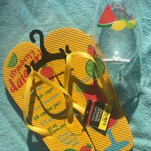 NWT 2pc Set Summer gift flip flops & class beach